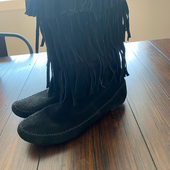 LC Lauren Conrad 3 layer fringe moccasin boots. Black size 7. Soft suede - Picture 4 of 6
